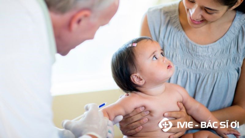 Phối hợp giữa điều trị triệu chứng và chăm sóc trẻ