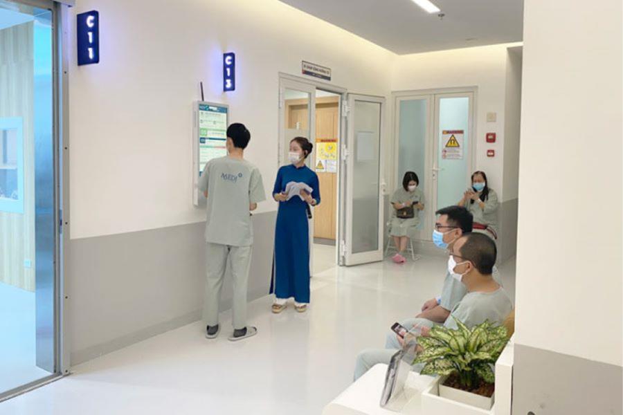 Bệnh nhân được nhân viên y tế hướng dẫn vào phòng khám