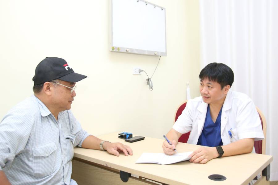 TS. Bác sĩ Lê Việt Khánh đang khám cho bệnh nhân có triệu chứng viêm loét dạ dày (Ảnh: sưu tầm)