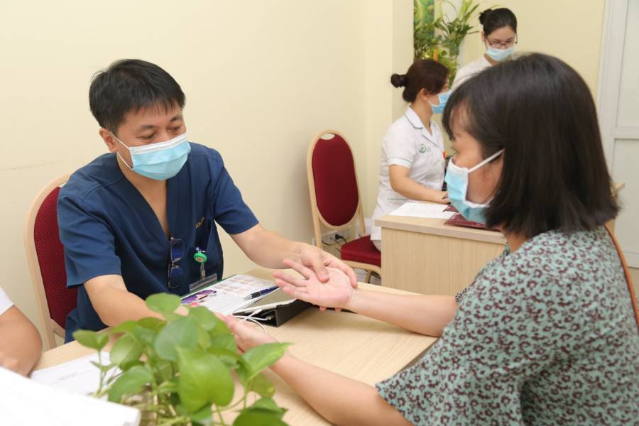 Bác sĩ Lê Việt Khánh trong 1 buổi thăm khám vì cộng đồng (Ảnh: sưu tầm)