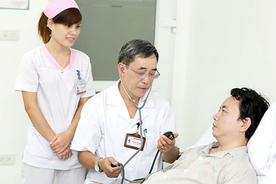 Bệnh nhân được bác sĩ của Bệnh viện Ung bướu Hưng Việt thăm khám