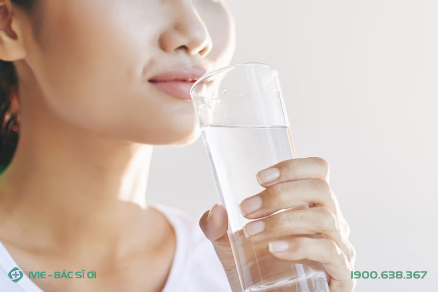 Uống đủ nước giúp cung cấp độ ẩm cho da
