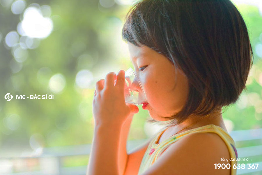 Trẻ bị sốt thân nhiệt sẽ cao và dễ bị mất nước, cha mẹ nên cho trẻ uống nhiều nước hơn bình thường