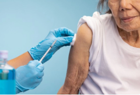 Người cao tuổi khi đi tiêm vaccine ngừa Covid-19 cần chuẩn bị gì?
