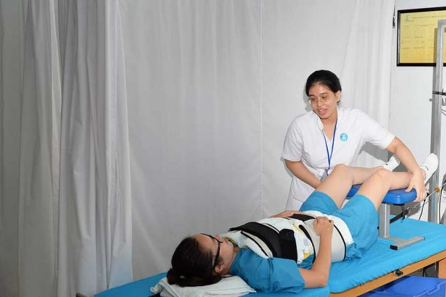Chuẩn bị kéo dãn cột sống lưng trị đau cột sống tại Exson