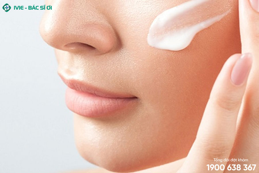 Sử dụng kem dưỡng ẩm để điều trị vảy nến da mặt