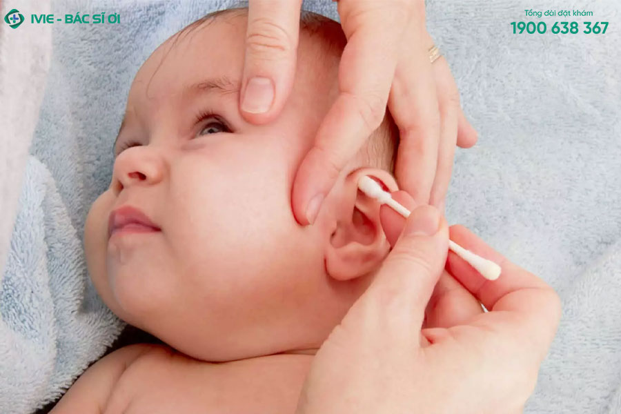 Vệ sinh khu vực lỗ tai ngoài của trẻ bằng nước muối sinh lý hàng ngày