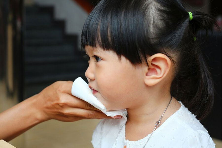 Cha mẹ nên cảnh báo trẻ không ngoáy mũi hoặc xì mũi quá mạnh