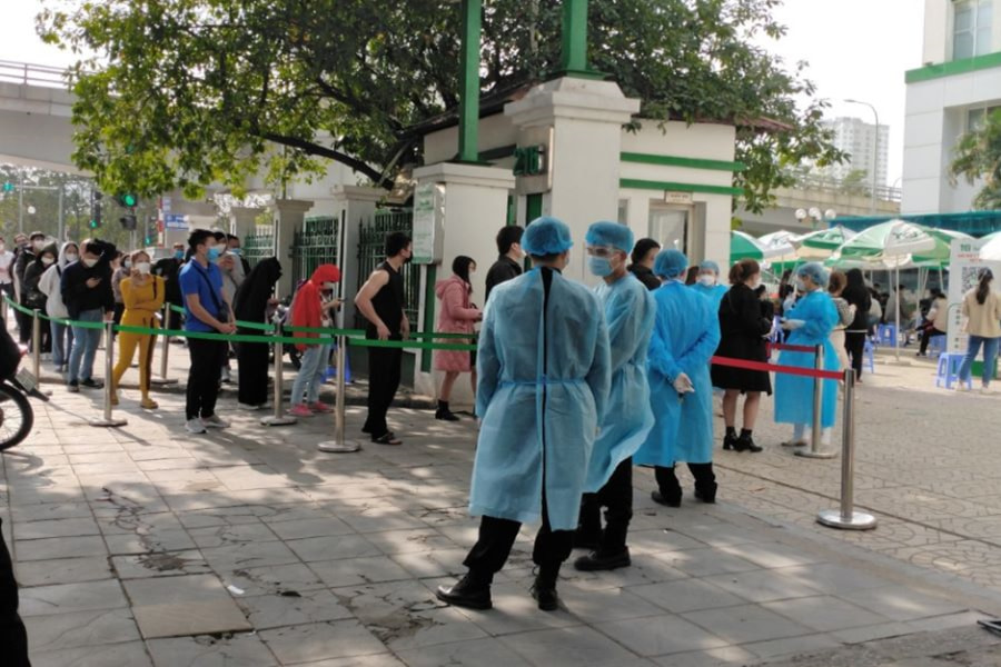 Người dân xếp hàng test Sars - CoV - 2