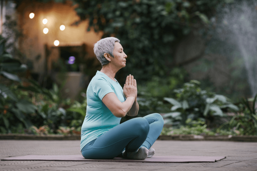 Yoga- bài tập giúp giảm thoái hóa cột sống cổ.