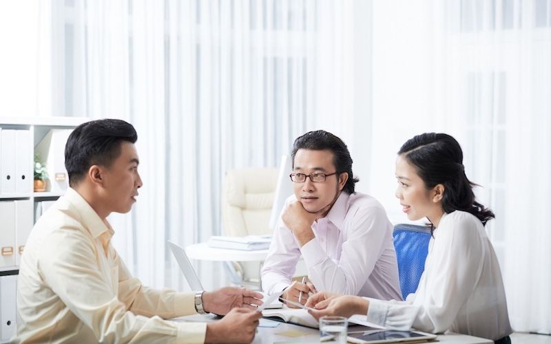 Bạn nên tham khảo đánh giá thực tế từ khách hàng và kiểm tra thông tin doanh nghiệp trước khi tham gia bảo hiểm