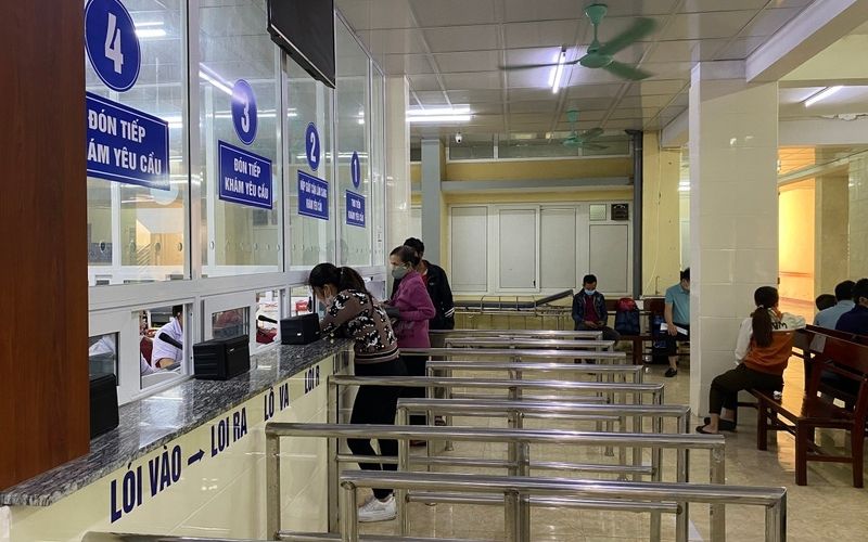 Người bệnh nên đặt lịch online để giảm thời gian chờ