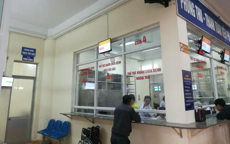 Bạn nên đến sớm trước giờ khám khoảng 20-30 phút để lấy số thứ tự và hoàn tất thủ tục đăng ký