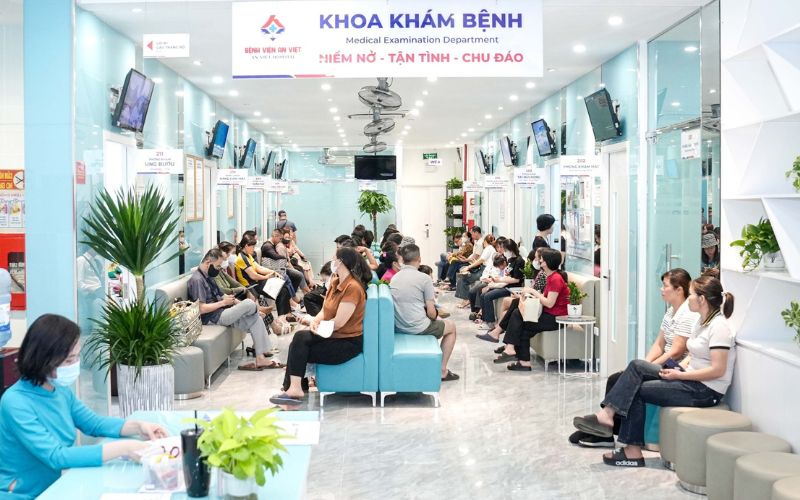 Người bệnh nên đặt lịch khám trước để giảm thời gian chờ đợi tại quầy tiếp nhận