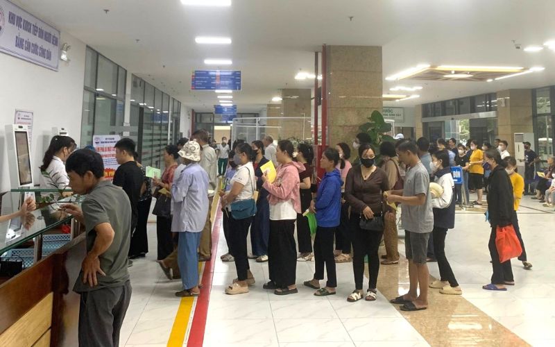 Việc đặt lịch khám online sẽ giúp người bệnh giảm đáng kể thời gian chờ đợi