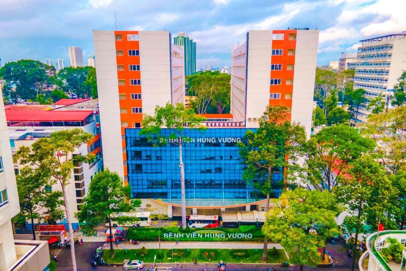 Bệnh viện Hùng Vương nằm ở mặt đường Hồng Bàng