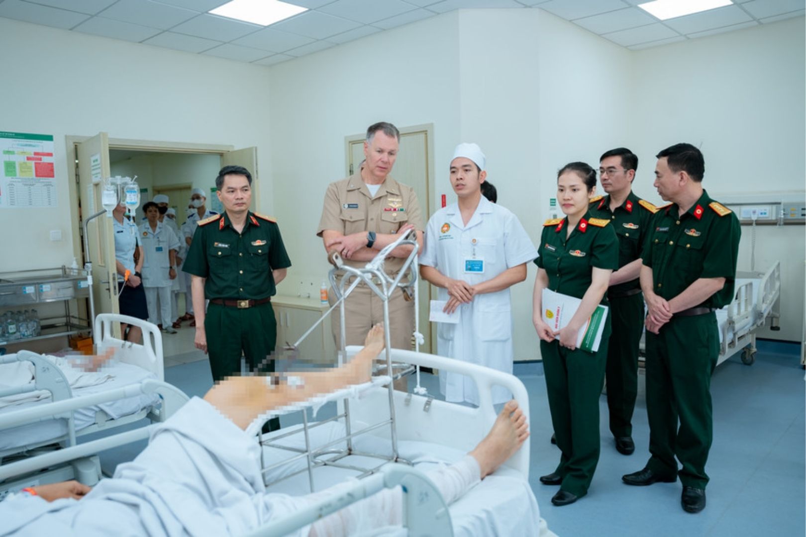 Bác sĩ tại Bệnh viện Quân y 103 trong quá trình hội chẩn và điều trị