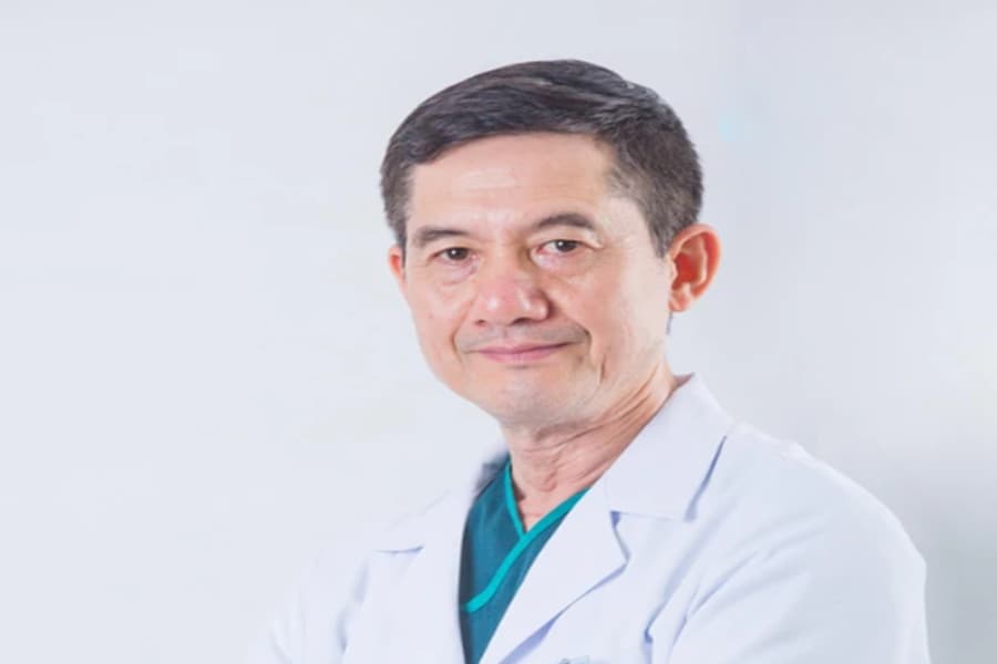 Bác sĩ Chuyên khoa II Phạm Huy Huyên, một chuyên gia dày dạn kinh nghiệm trong lĩnh vực thận - tiết niệu