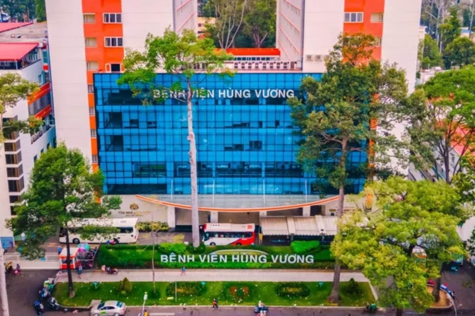 Bệnh viện Hùng Vương nằm ở vị trí dễ tiếp cận