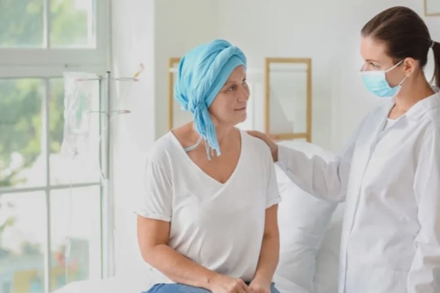 Người bệnh ung thư vú được bác sĩ tư vấn kỹ lưỡng về các phương pháp phẫu thuật và mức hỗ trợ của BHYT để yên tâm điều trị