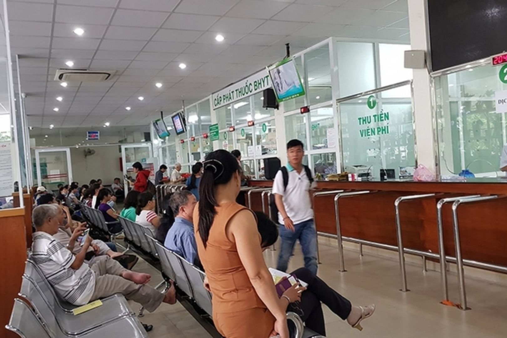 Người bệnh tuân theo quy trình khám rõ ràng tại Bệnh viện Quân y 175