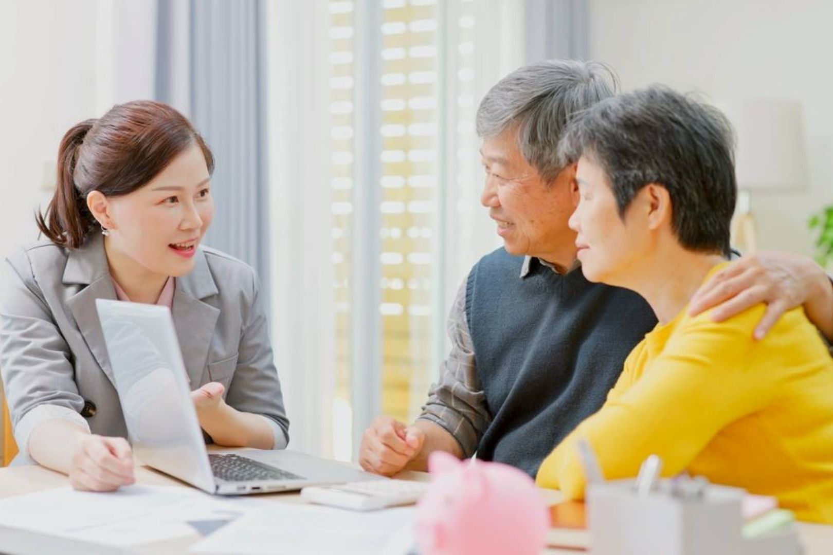Sau tuổi 50, nên ưu tiên các quyền lợi chăm sóc và điều trị dài hạn