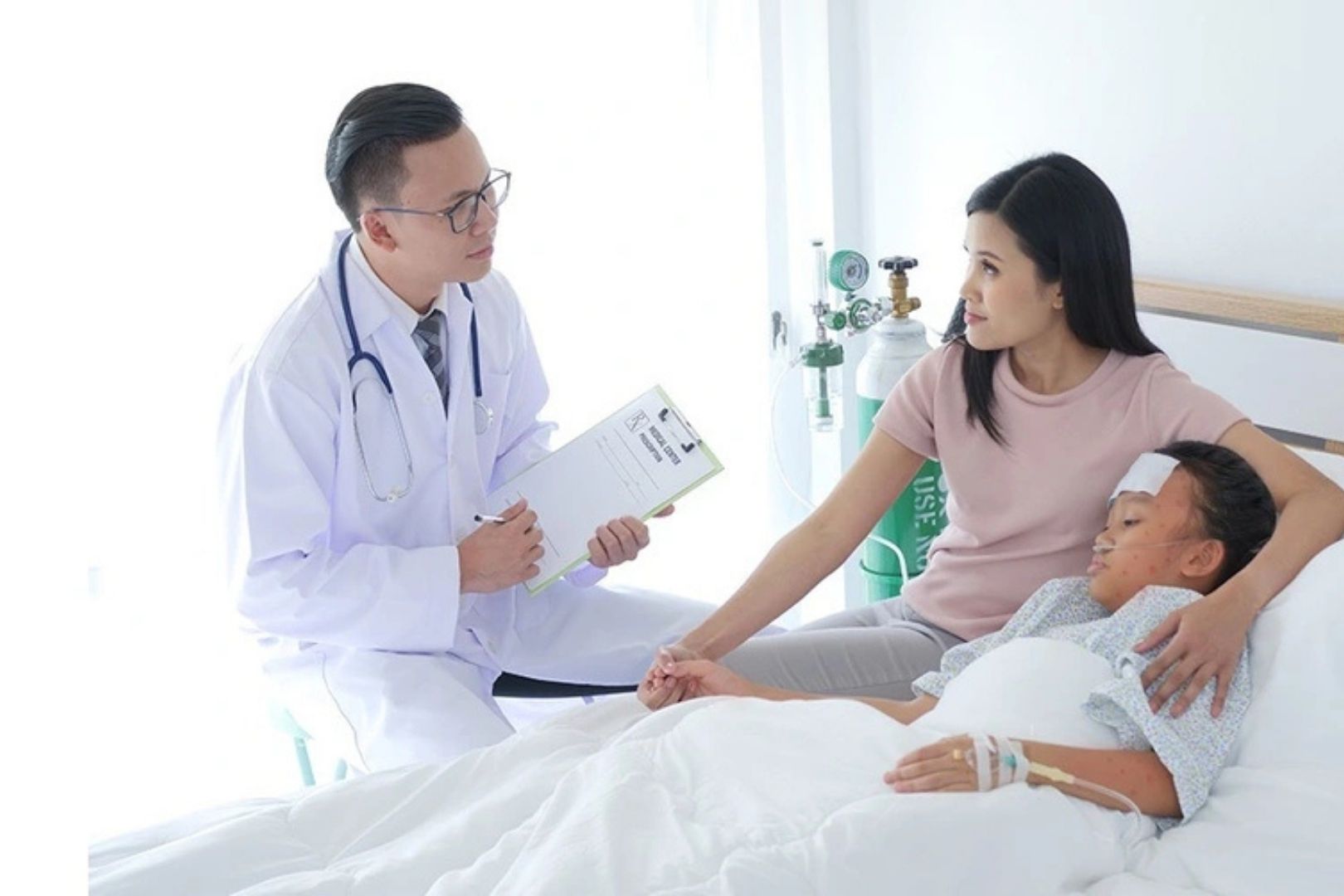 Mua thêm bảo hiểm sức khỏe giúp mở rộng quyền lợi ngoài BHYT