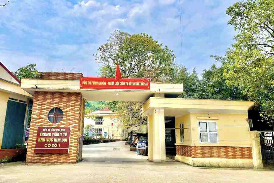 Trung tâm Y tế khu vực Kim Bôi có các chuyên khoa mũi nhọn như: Ngoại khoa, Phụ sản, Nhi khoa và Y học cổ truyền - Phục hồi chức năng