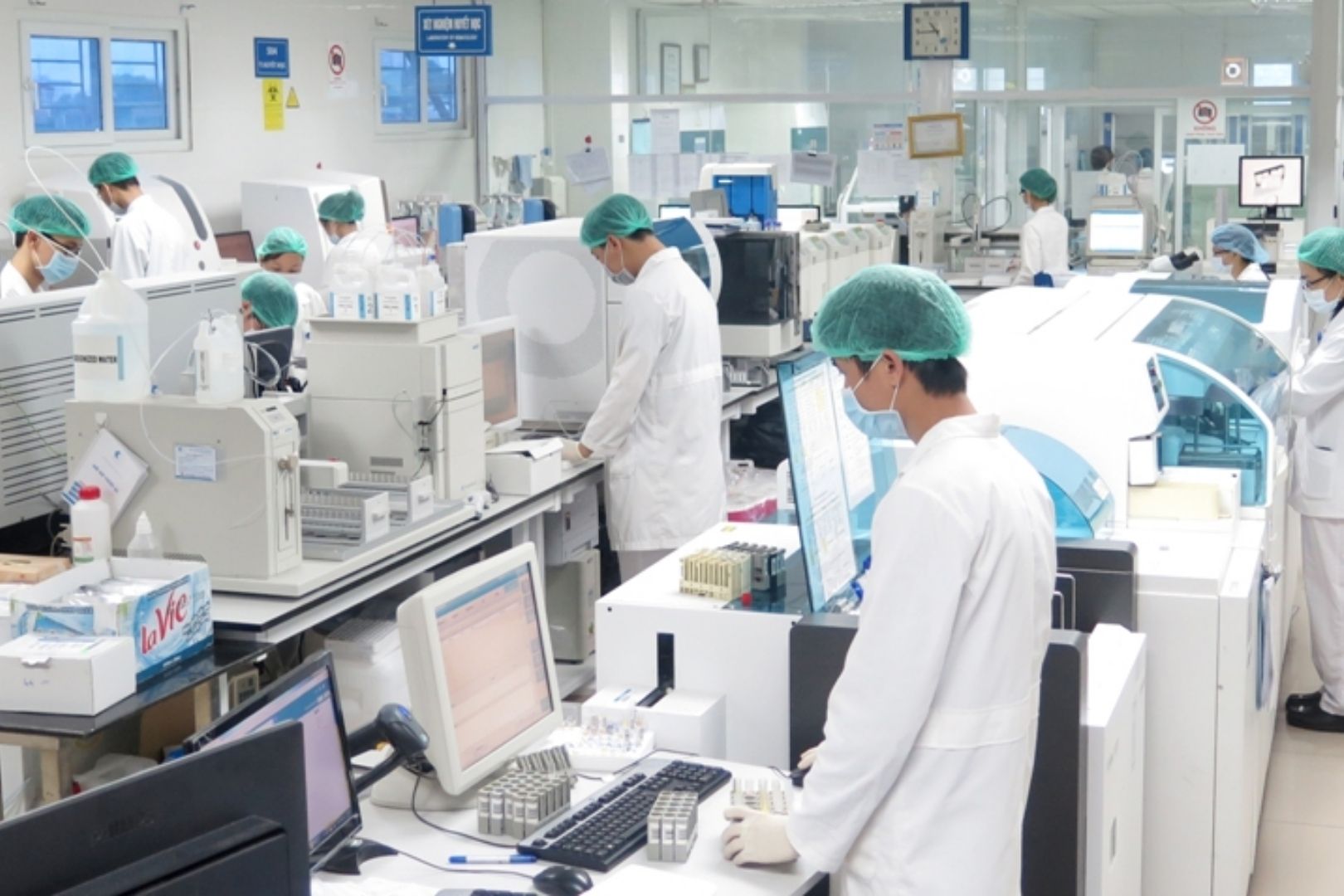 Đội ngũ bác sĩ và chuyên gia tại Trung tâm Xét nghiệm Medlatec