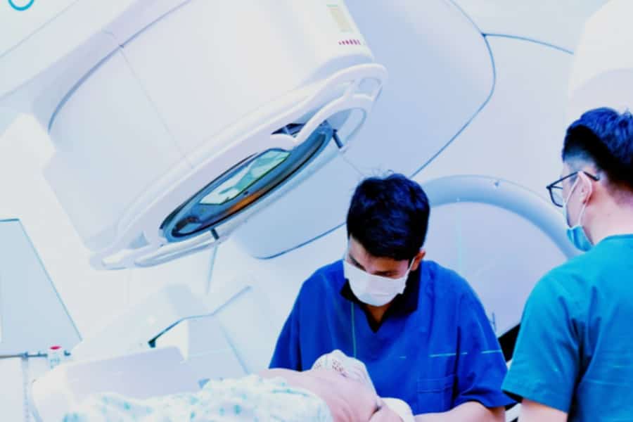 Người bệnh cần chuẩn bị đầy đủ thẻ BHYT và giấy tờ tùy thân để được hỗ trợ chi phí mổ chấn thương thể thao tối đa