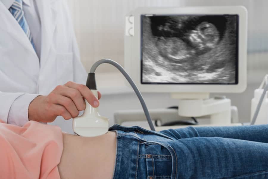 Siêu âm ổ bụng để kiểm tra sức khỏe thai nhi, một phương pháp phổ biến để theo dõi sự phát triển của bé