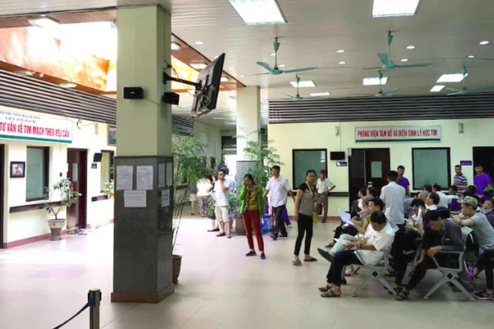 Người bệnh làm thủ tục khám BHYT tại viện