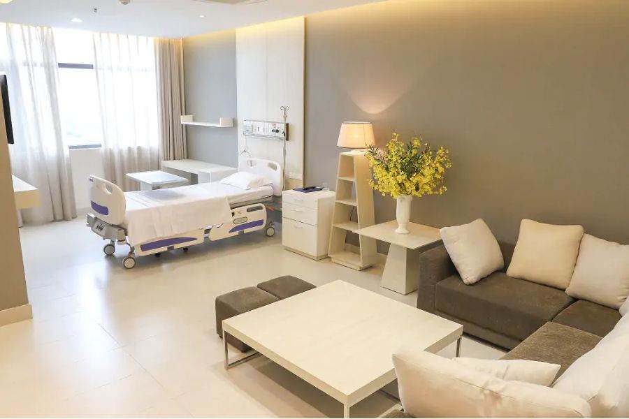 Nằm phòng dịch vụ giúp nâng cao trải nghiệm điều trị nhưng thường phát sinh chi phí ngoài phạm vi thanh toán của BHYT