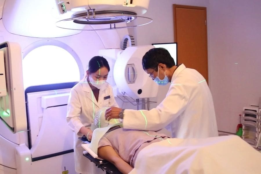 Lưu ý để được hưởng đầy đủ quyền lợi BHYT khi xạ trị