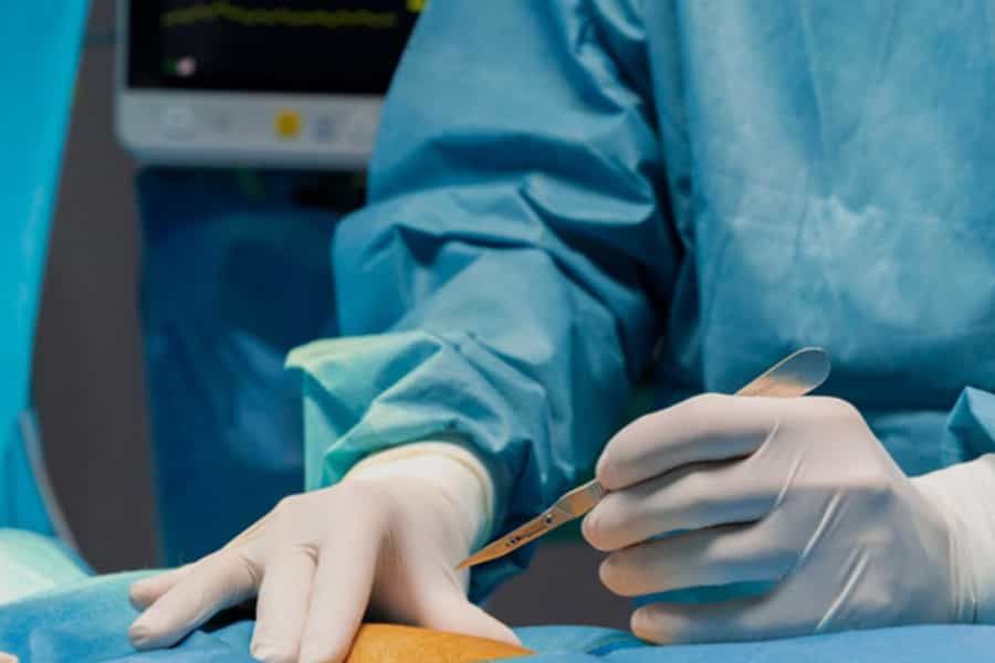 Người bệnh cần chuẩn bị sẵn thẻ BHYT và các giấy tờ liên quan trước khi tiến hành mổ tắc ruột để nhận mức hỗ trợ chi phí tốt nhất