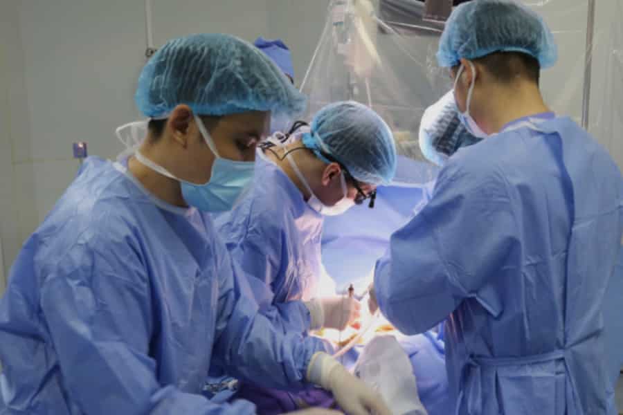 Đội ngũ y bác sĩ luôn đồng hành cùng người bệnh trong suốt quá trình phẫu thuật và phục hồi chấn thương
