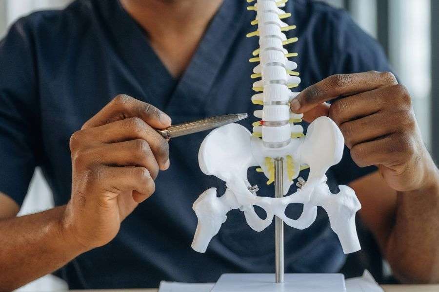 Mức hưởng BHYT khi phẫu thuật cột sống phụ thuộc vào đối tượng tham gia và tuyến khám chữa bệnh