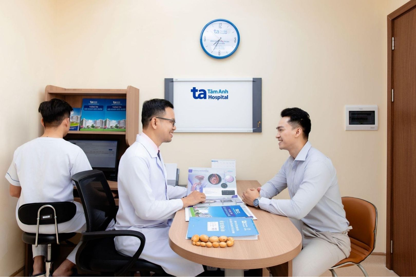 Chủ động đặt lịch và chuẩn bị giấy tờ giúp quá trình khám thuận tiện hơn