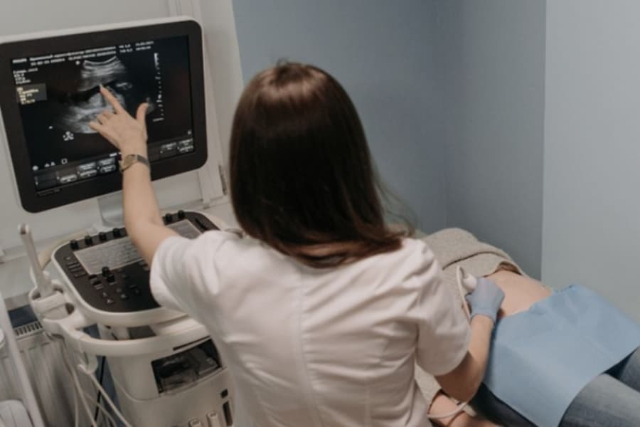 Siêu âm là phương pháp chẩn đoán không xâm lấn, sử dụng sóng âm để tạo hình ảnh các cơ quan bên trong cơ thể