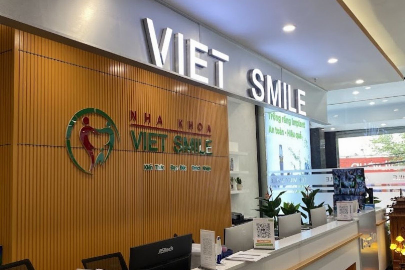 Phòng khám chuyên khoa răng hàm mặt Viet Smile không khám BHYT 