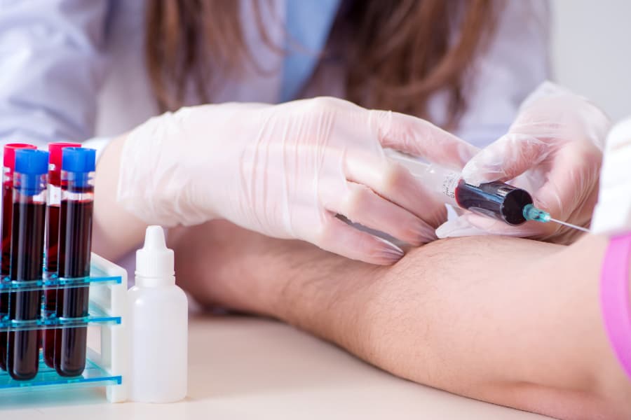 Bảo hiểm y tế chỉ thanh toán chi phí xét nghiệm khi đáp ứng đúng điều kiện hưởng theo quy định hiện hành