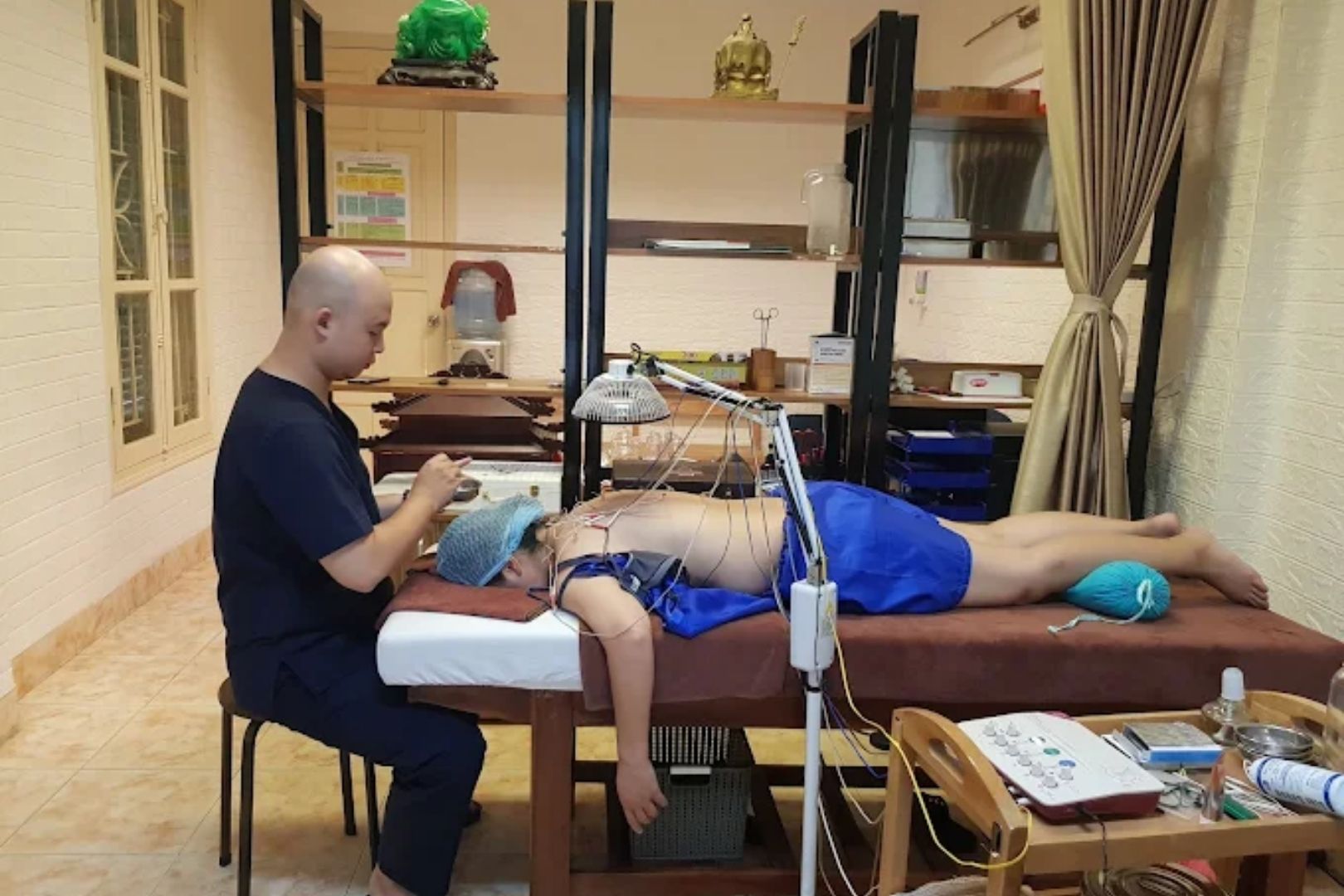 Đội ngũ bác sĩ tại Natural Clinic có nhiều năm kinh nghiệm trong lĩnh vực Y học cổ truyền