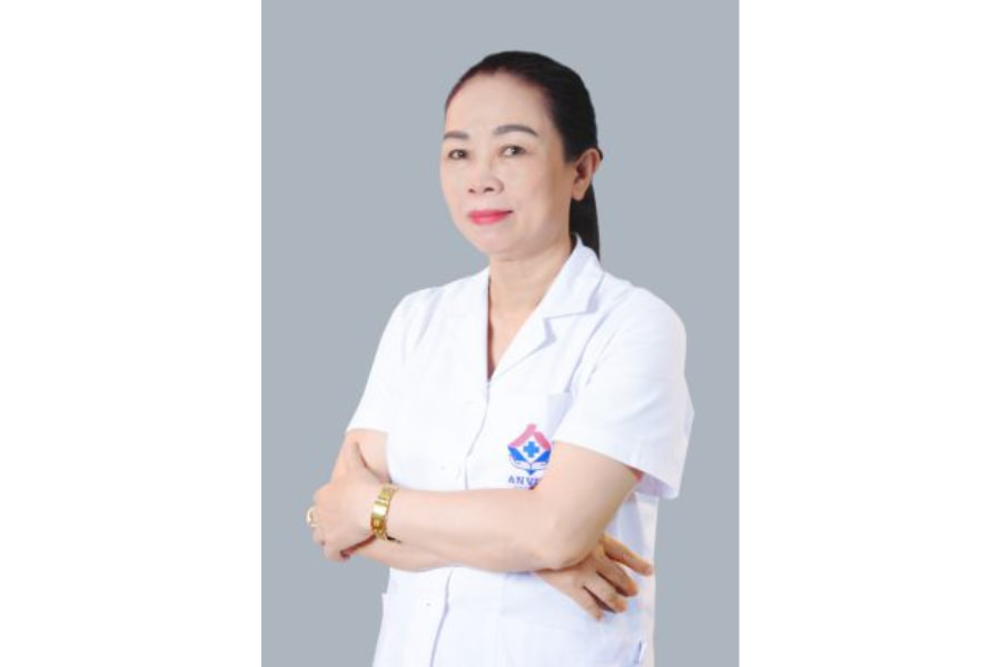 Chuyên gia da liễu Lý Thị Phong có hơn 30 năm kinh nghiệm trong ngành y tế nói chung