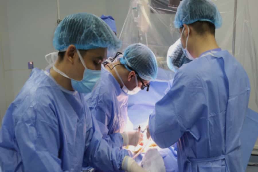 Quy trình mổ tắc ruột được thực hiện nghiêm ngặt tại phòng phẫu thuật vô trùng nhằm đảm bảo an toàn tối đa cho người bệnh