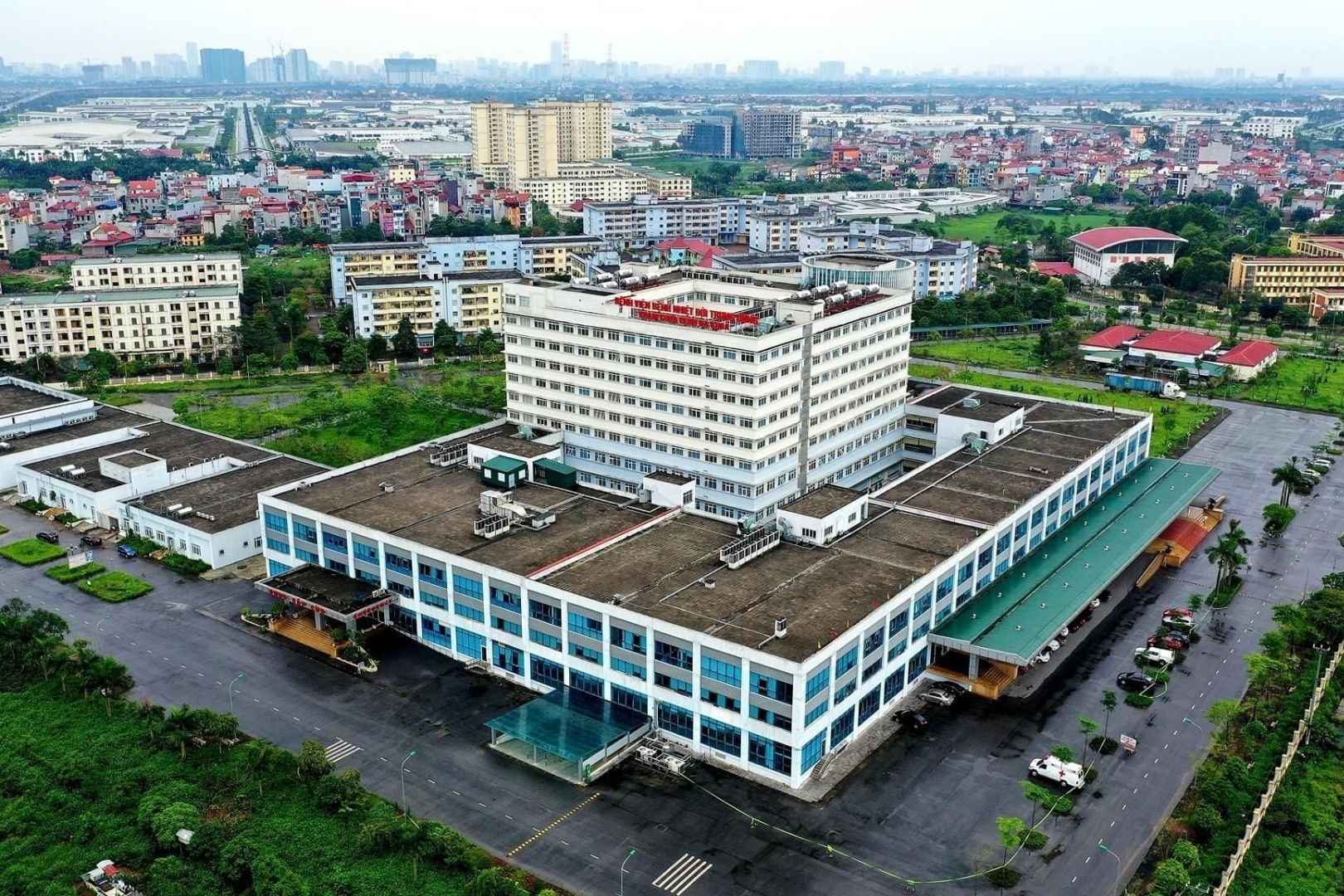 Khuôn viên Bệnh viện Bệnh Nhiệt đới Trung ương