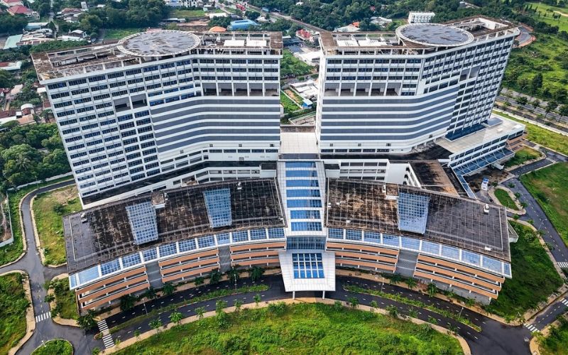 Bệnh viện Đa khoa Bình Dương có ưu điểm về quy mô lớn và đầy đủ chuyên khoa