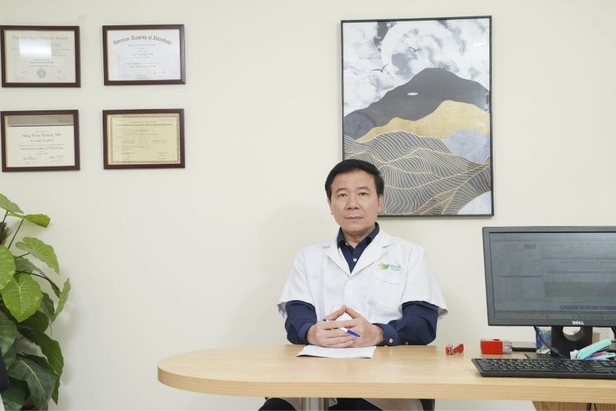 Bác sĩ lão khoa Nguyễn Trọng Hưng khám bệnh cho người cao tuổi