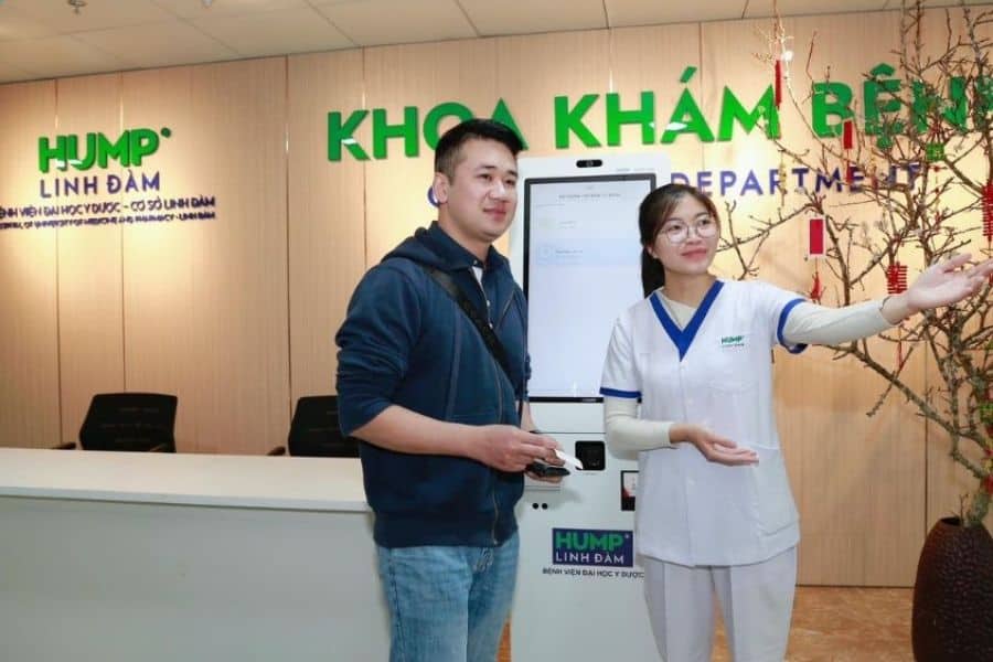 Tiếp đón bệnh nhân tại Bệnh viện Đại Học Y dược cơ sở Linh Đàm