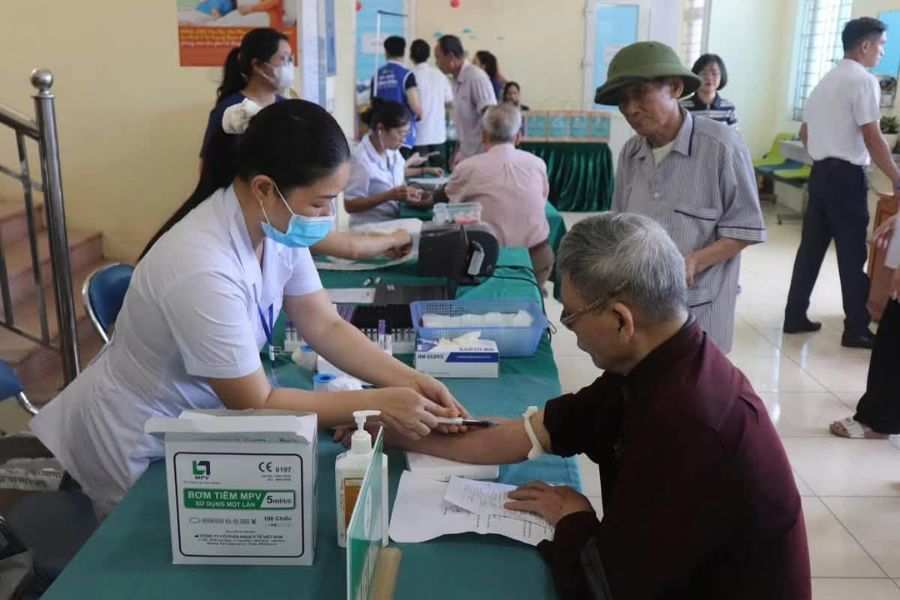 Bệnh viện tổ chức khám bệnh, tư vấn sức khỏe cho người dân 