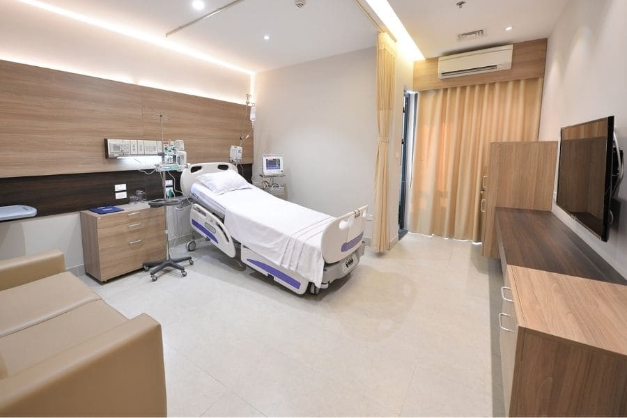 Bệnh viện Phương Đông cung cấp đa dạng chuyên khoa và dịch vụ chăm sóc sức khỏe với khoa phòng thiết kế hiện đại sang trọng 
